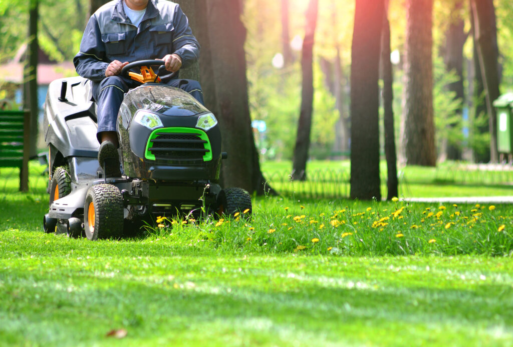 Les avantages du tracteur tondeuse pour votre grand jardin